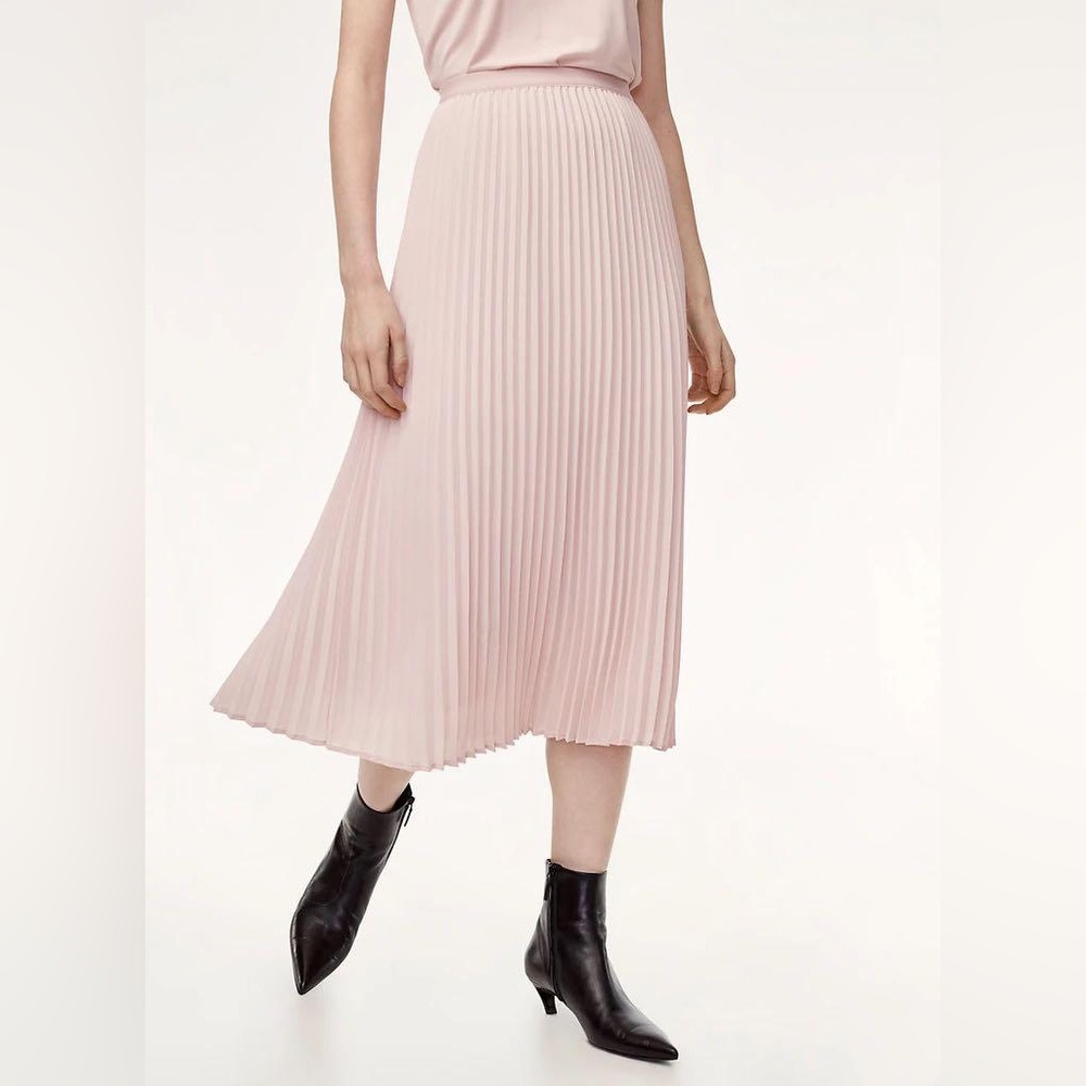 Gorgeous Aritzia Babaton Jude skirt in Chalk pink Medium